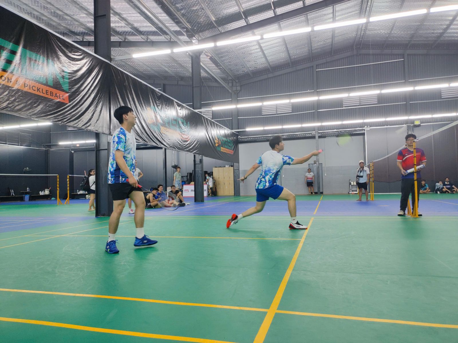 Các huấn luyện chuyên nghiệp Hàn Quốc đang giao lưu cùng các vận động viên